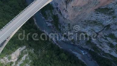 鸟瞰杜德维卡塔<strong>拉弧</strong>桥在山区，欧洲最高的汽车桥之一。